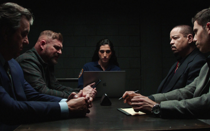 Apple MacBook Laptops in Law & Order Special Victims Unit S23E17 Once Upon a Time in El Barrio (2)