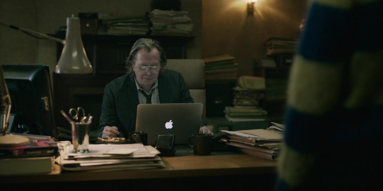 Apple MacBook Laptops in Slow Horses S01E01 Failure's Contagious (2)
