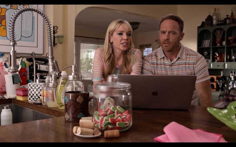 Apple MacBook Pro Laptop in Grace and Frankie S07E10 The Panic Attacks (1)