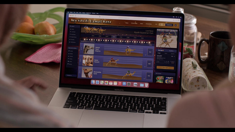 Apple MacBook Pro Laptop in Grace and Frankie S07E10 The Panic Attacks (2)