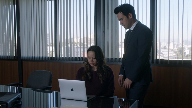 Apple MacBook Pro Laptop in The Rookie S04E17 Coding (1)