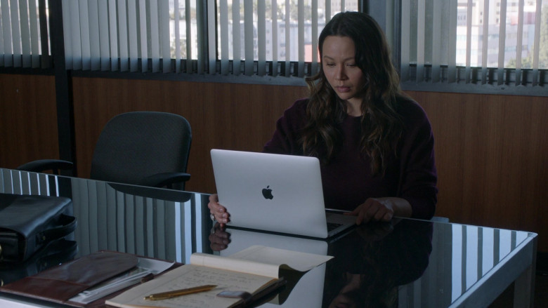 Apple MacBook Pro Laptop in The Rookie S04E17 Coding (2)