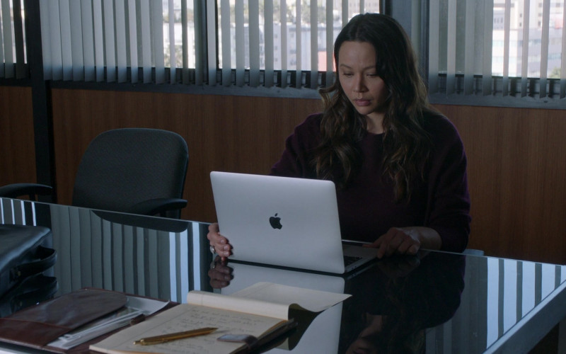 Apple MacBook Pro Laptop in The Rookie S04E17 Coding (2)