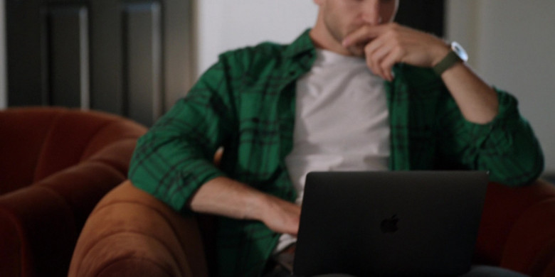 Apple MacBook Pro Laptops in Walker S02E15 Bygones (2)