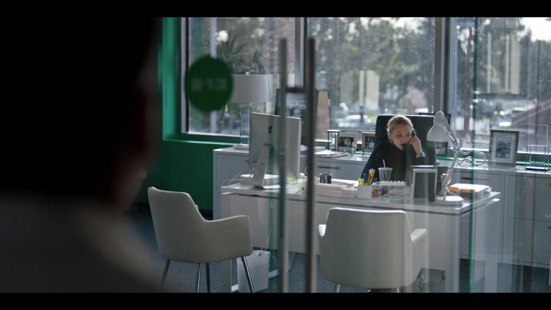 Apple Thunderbolt Display of Amanda Seyfried as Elizabeth Holmes in The Dropout S01E08 Lizzy (1)