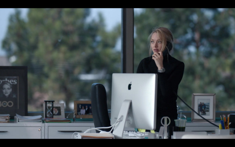 Apple Thunderbolt Display of Amanda Seyfried as Elizabeth Holmes in The Dropout S01E08 Lizzy (2)
