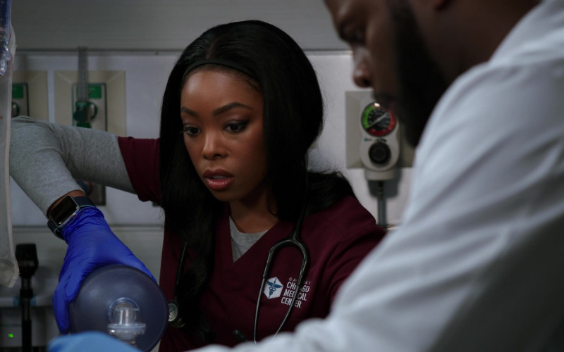 Apple Watch of Asjha Cooper as Dr. Vanessa Taylor in Chicago Med S07E17 If You Love Someone, Set Them Free (2022)