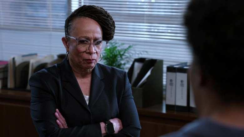 Apple Watch of S. Epatha Merkerson as Sharon Goodwin in Chicago Med S07E17 If You Love Someone, Set Them Free (2022)