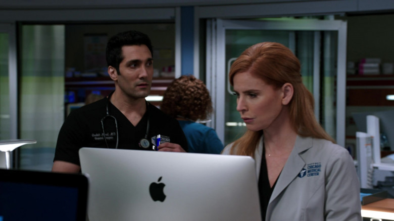 Apple iMac Computers in Chicago Med S07E17 If You Love Someone, Set Them Free (1)