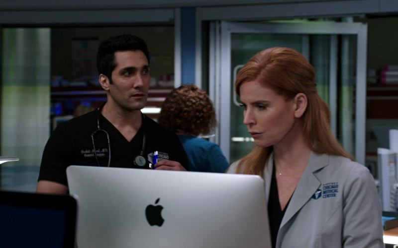 Apple iMac Computers in Chicago Med S07E17 If You Love Someone, Set Them Free (1)