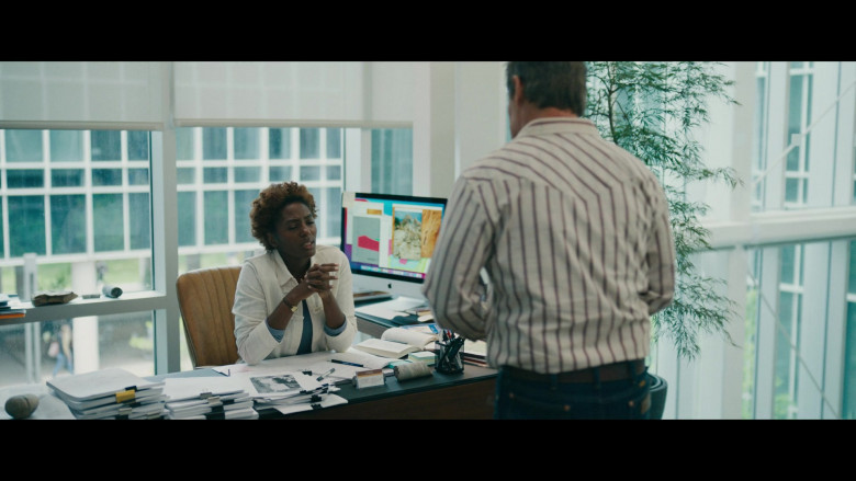 Apple iMac Computers in Outer Range S01E05 The Soil (2022)
