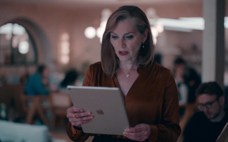 Apple iPad Tablet in WeCrashed S01E08 The One With All the Money (2022)