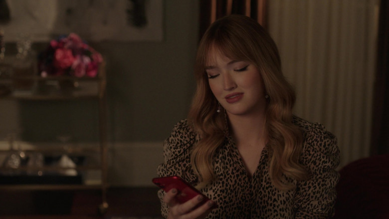 Apple iPhone Smartphone of Maddison Brown as Kirby Anders in Dynasty S05E06 "Devoting All of Her Energy to Hate" (2022)