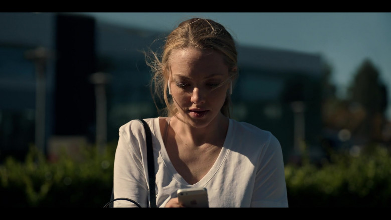 Apple iPhone Smartphone of Amanda Seyfried as Elizabeth Holmes in The Dropout S01E08 Lizzy (2022)