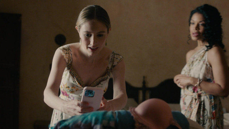 Apple iPhone Smartphone of Caitlin Thompson as Madison Simmons in This Is Us S06E14 The Night Before the Wedding (2022)