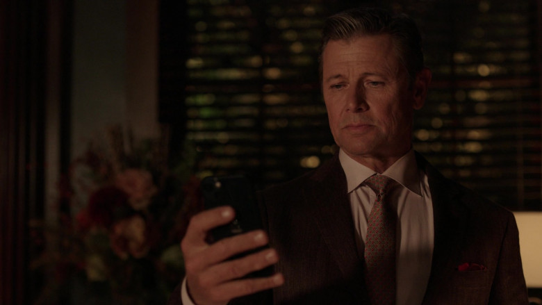 Apple iPhone Smartphone of Grant Show as Blake Carrington in Dynasty S05E07 A Real Actress Could Do It (2022)