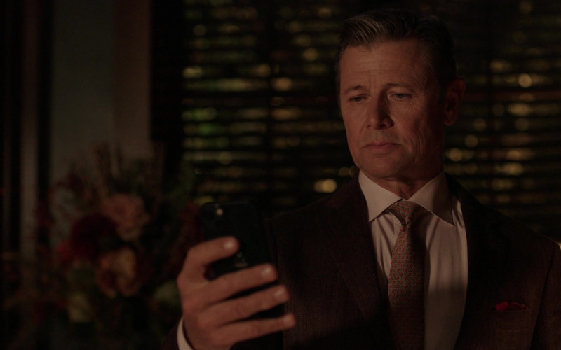 Apple iPhone Smartphone of Grant Show as Blake Carrington in Dynasty S05E07 A Real Actress Could Do It (2022)
