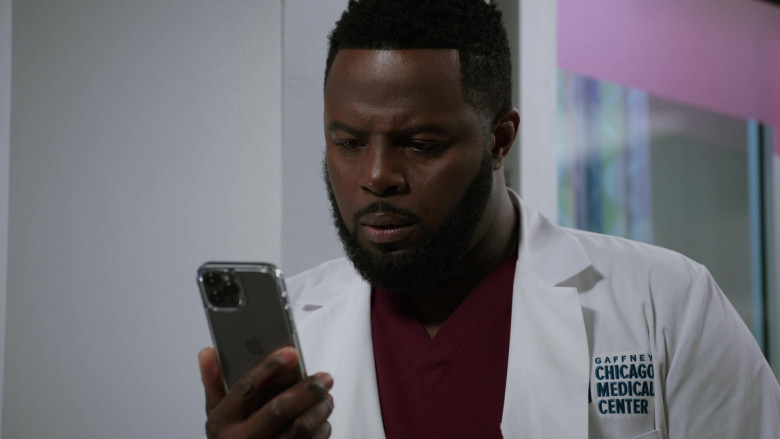 Apple iPhone Smartphone of Guy Lockard as Dr. Dylan Scott in Chicago Med S07E17 If You Love Someone, Set Them Free (2022)