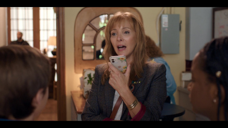 Apple iPhone Smartphone of Lisa Kudrow as Heidi in Better Nate Than Ever 2022 (1)