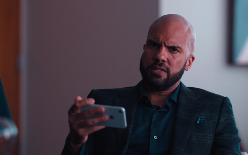 Apple iPhone Smartphone of O-T Fagbenle as Cameron Lautner in WeCrashed S01E05 Hustle Harder