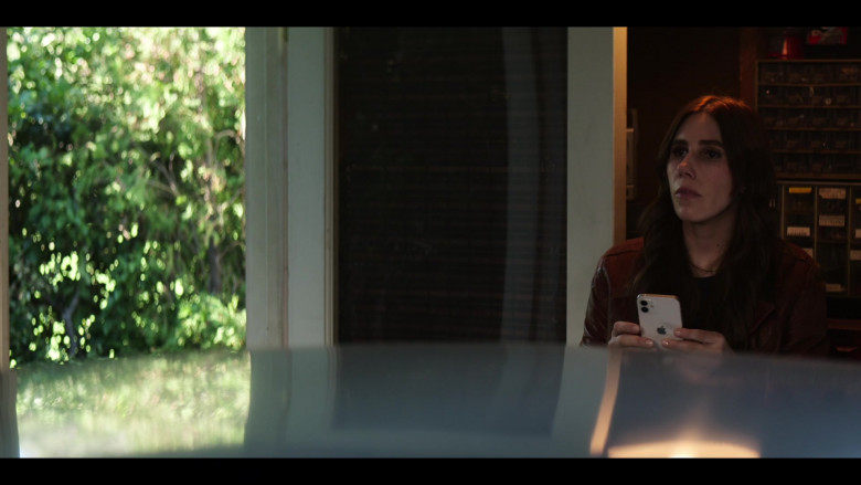 Apple iPhone Smartphone of Zosia Mamet as Ani Mouradian in The Flight Attendant S02E03 (2)