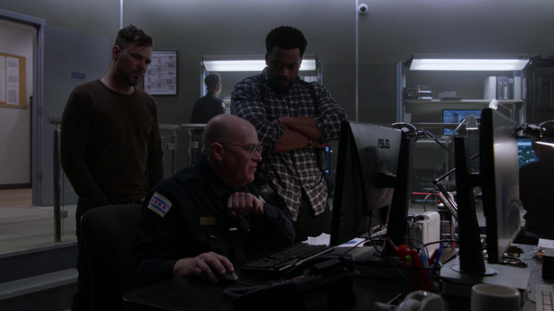 Asus Monitor in Chicago P.D. S09E19 Fool’s Gold (2)