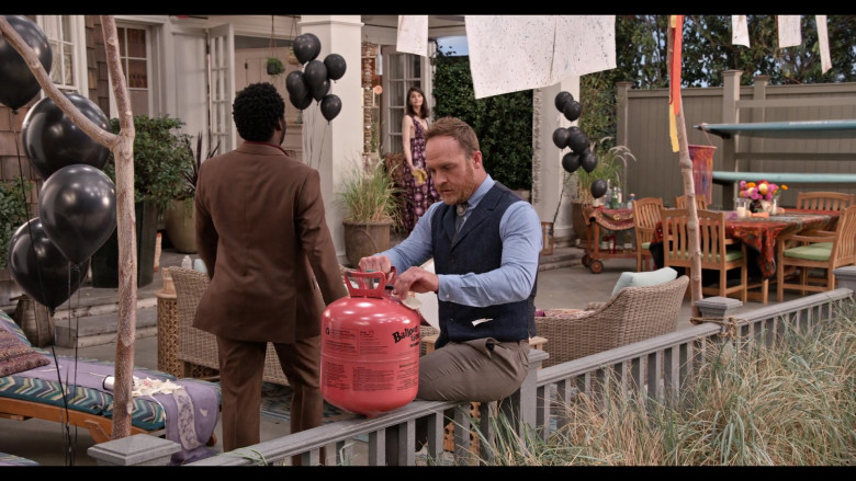 Balloon Time Helium Tank in Grace and Frankie S07E16 The Beginning (2022)