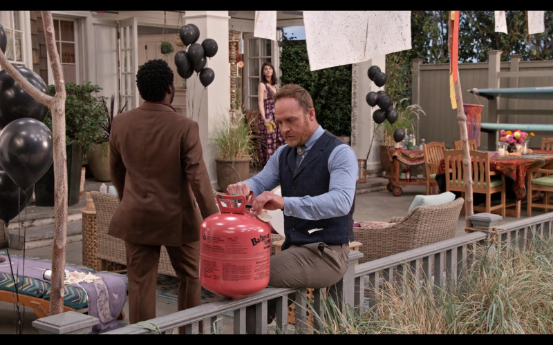Balloon Time Helium Tank in Grace and Frankie S07E16 The Beginning (2022)