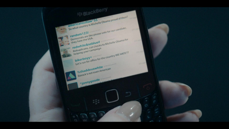 Blackberry Smartphone in The First Lady S01E02 Voices Carry (2022)