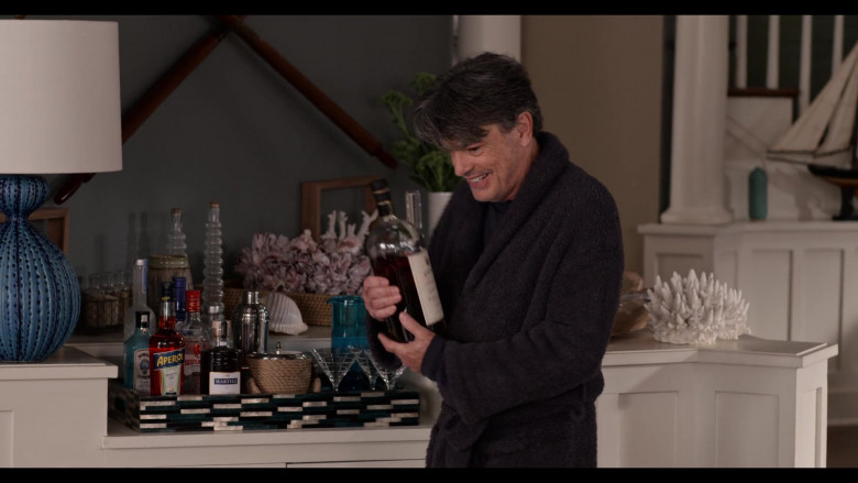Bombay Sapphire Gin, Beefeater, Aperol and Martell Cognac in Grace and Frankie S07E07 The Psychic (2022)