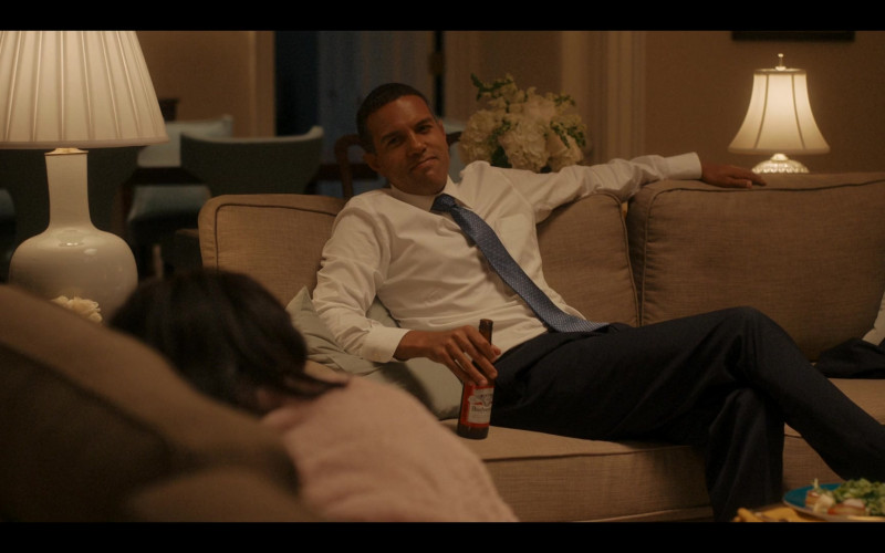 Budweiser Beer of O-T Fagbenle as Barack Obama in The First Lady S01E02 Voices Carry (3)