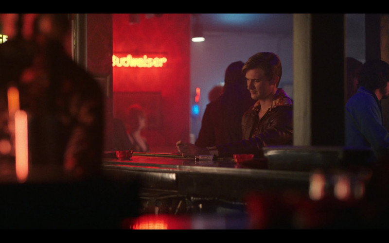 Budweiser Sign in Minx S01E09 A scintillating conversation about a lethal pesticide (2022)