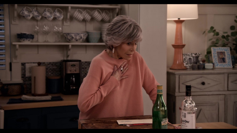 Carpano Bianco Vermouth and Ketel One Vodka in Grace and Frankie S07E09 The Prediction (2022)