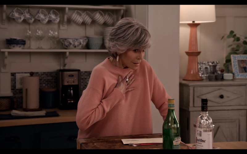Carpano Bianco Vermouth and Ketel One Vodka in Grace and Frankie S07E09 The Prediction (2022)