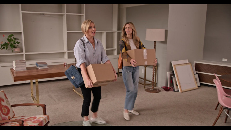 Chanel Bag of June Diane Raphael as Brianna Hanson in Grace and Frankie S07E16 The Beginning (2)