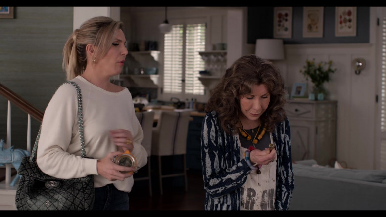 Chanel Handbag of June Diane Raphael as Brianna Hanson in Grace and Frankie S07E10 The Panic Attacks (2022)