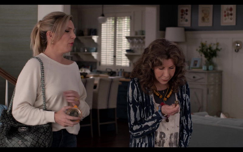 Chanel Handbag of June Diane Raphael as Brianna Hanson in Grace and Frankie S07E10 The Panic Attacks (2022)