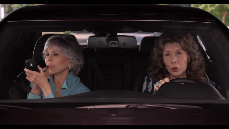 Chanel Miroir Double Facettes Mirror Duo Used by Jane Fonda as Grace Hanson in Grace and Frankie S07E10 (1)