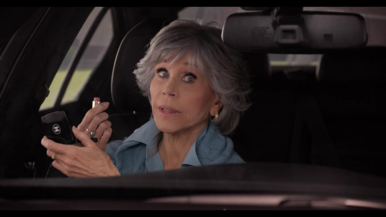 Chanel Miroir Double Facettes Mirror Duo Used by Jane Fonda as Grace Hanson in Grace and Frankie S07E10 (2)
