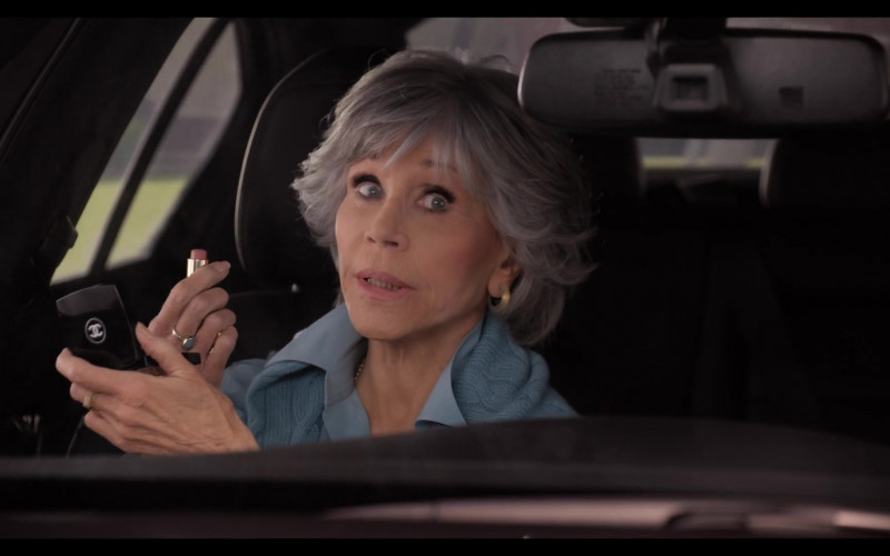 Chanel Miroir Double Facettes Mirror Duo Used by Jane Fonda as Grace Hanson in Grace and Frankie S07E10 (2)