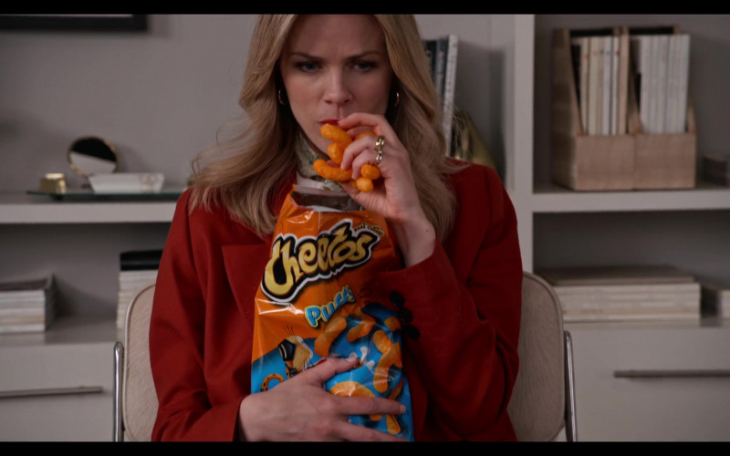 Cheetos Puffs Enjoyed by Brooklyn Decker as Mallory Hanson in Grace and Frankie S07E02 (1)