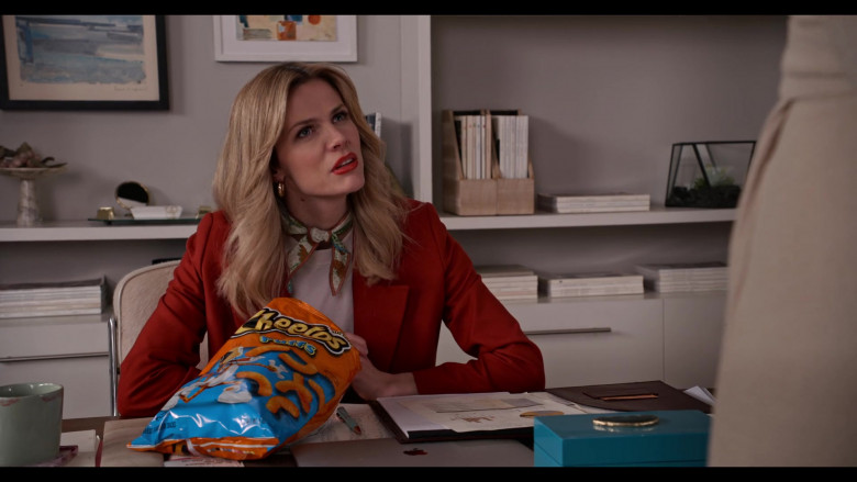 Cheetos Puffs Enjoyed by Brooklyn Decker as Mallory Hanson in Grace and Frankie S07E02 (2)