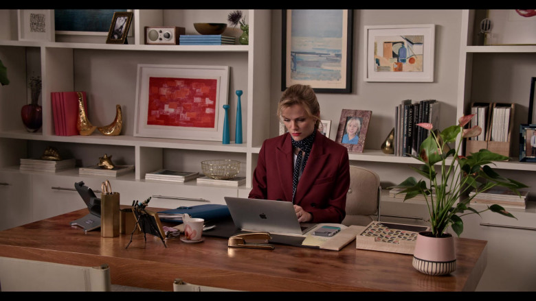 Cisco Phone and Apple MacBook Laptop in Grace and Frankie S07E09 The Prediction (2022)