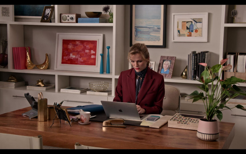 Cisco Phone and Apple MacBook Laptop in Grace and Frankie S07E09 The Prediction (2022)