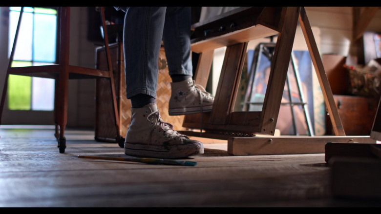 Converse Sneakers of Lily Tomlin as Frankie Bergstein in Grace and Frankie S07E15 The Fake Funeral (2022)