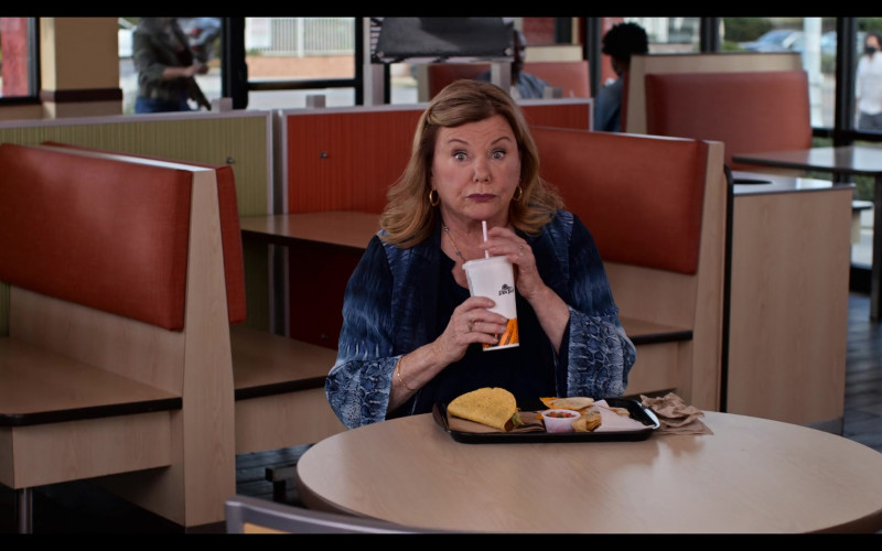 Del Taco Fast food restaurant in Grace and Frankie S07E07 The Psychic (1)