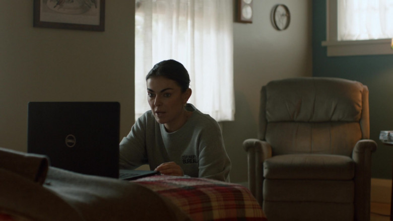 Dell Laptop of Serinda Swan as Dr. Jenny Cooper in Coroner S04E11 Blast to the Past (1)