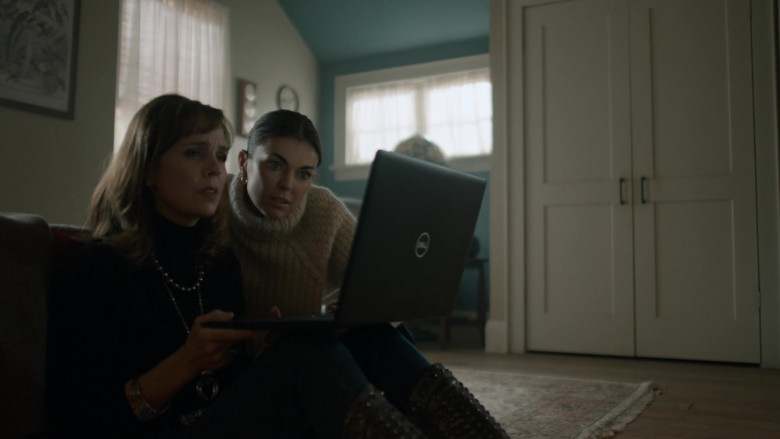 Dell Laptop of Serinda Swan as Dr. Jenny Cooper in Coroner S04E11 Blast to the Past (2)
