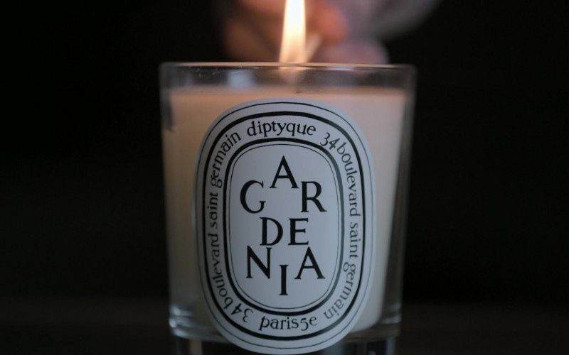 Diptyque Paris Gardenia Candle in Swimming With Sharks S01E01 "Chapter One" (2022)