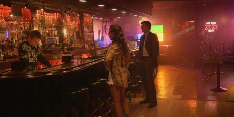 Dos Equis XX Beer Neon Sign in Roar S01E06 The Woman Who Solved Her Own Murder (2)